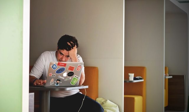 gambar kuliah online kelas karyawan